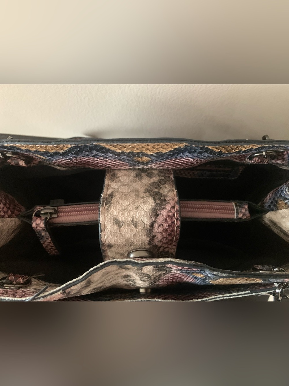 Stylish Multicolor Snake-Print Shoulder Bag - Picture 3 of 8